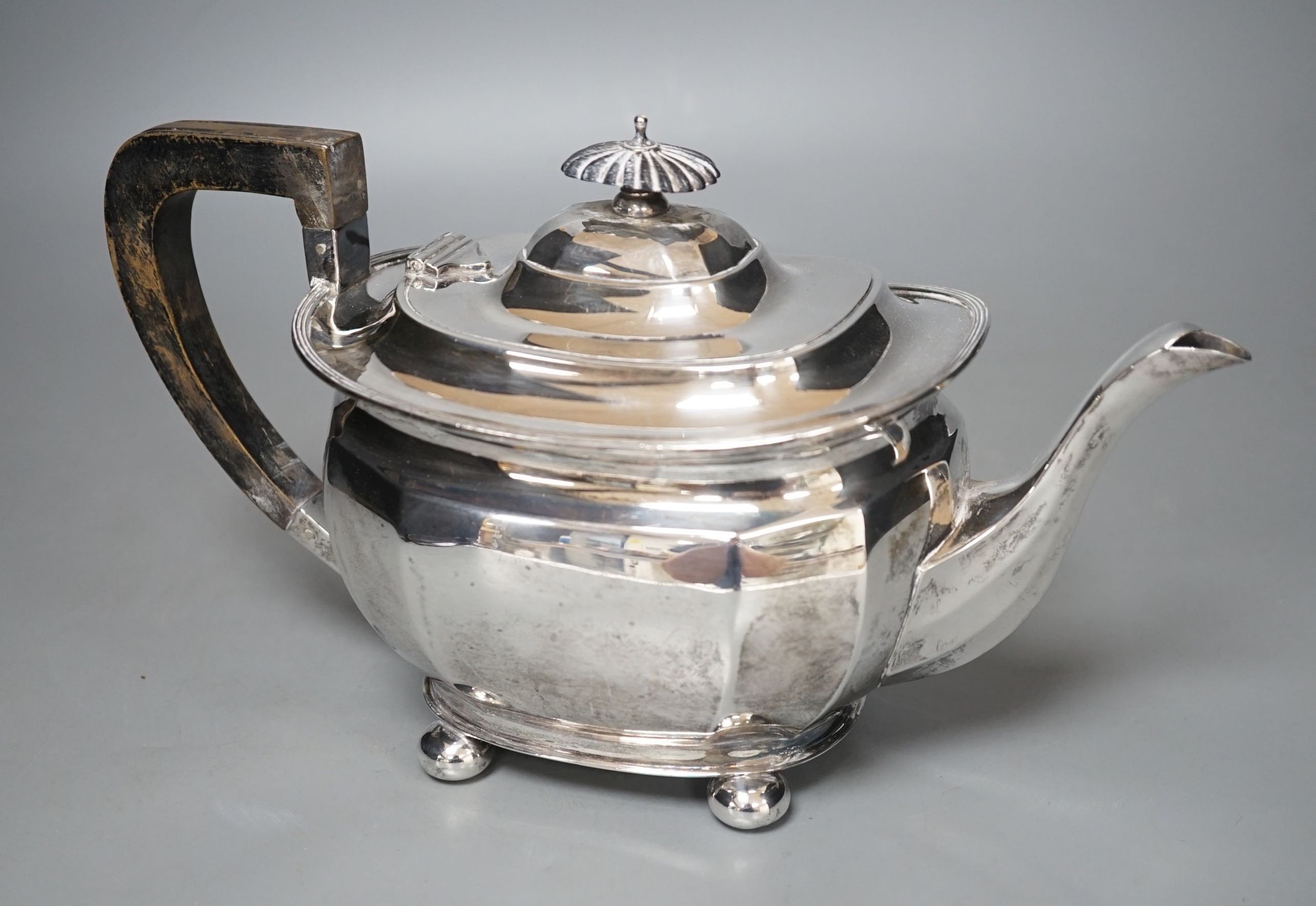 A George V silver teapot, Sheffield, 1927